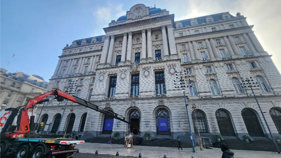 La escultura 'Sonitus Spes' siendo elevada por una grúa durante su traslado